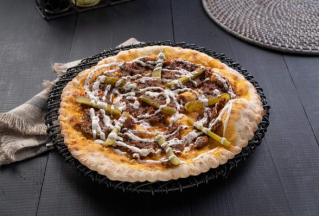 سجق مع مخلل خيار وطراطور